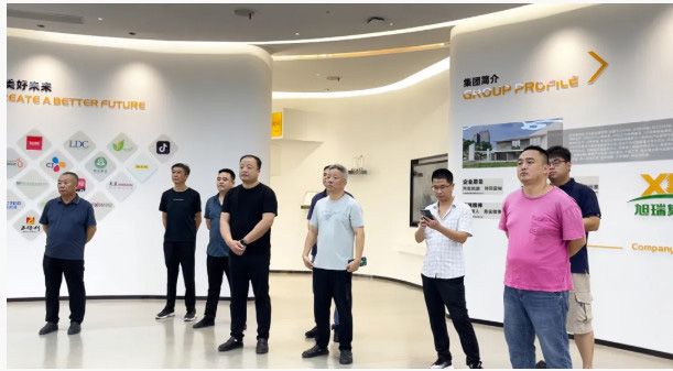 【旭瑞新聞】熱烈歡迎力源集團(tuán)鴨事業(yè)部杜飛兵總經(jīng)理率領(lǐng)公司管理團(tuán)隊一行蒞臨旭瑞集團(tuán)開展參觀交流活動